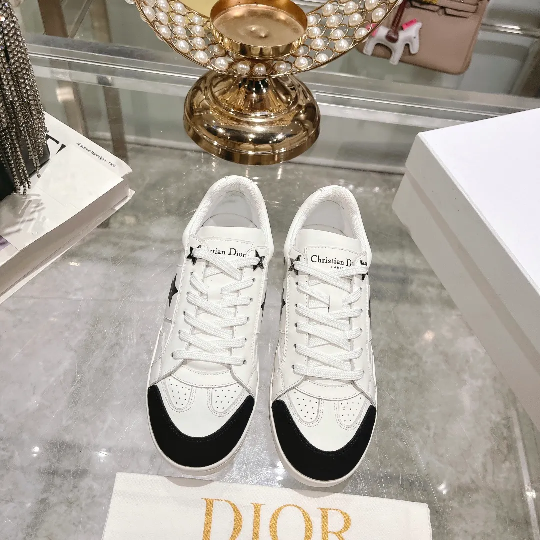 👟👟Ex-factory price 560👟👟Dior2024 new white shoes, Dior Dior Star women's sports shoes, very light summer white shoes. The upper is carefully made of imported suede, decorated with tonal suede panels, metal stars decorate the lace eyelets, and breathable mesh inside. The upper is punched and designed not to stuffy the feet. It is equipped with Christian Dior logo and thin soles. The thick sole is suitable for all seasons! Size: 35-41 (40 and 41 are customized and cannot be returned or exchanged)